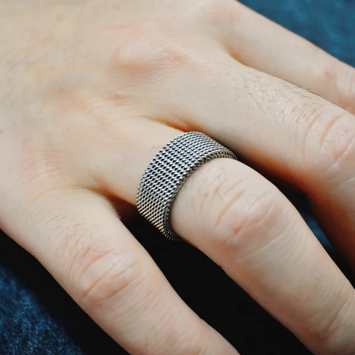 Men’s 10mm 316L Stainless Steel Modern Mesh Ring - Image 3