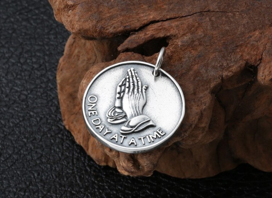 Genuine Vintage S925 Sterling Silver Personality Serenity Prayer Hand Pendant