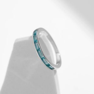 Exquisite 925 Sterling Silver Green Emerald Zirconia Eternity Ring