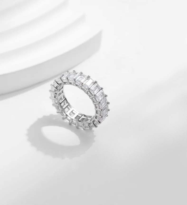 Luxury 925 Sterling Silver Exquisite Emerald Cut Sparkling Zirconia Ring - Image 4