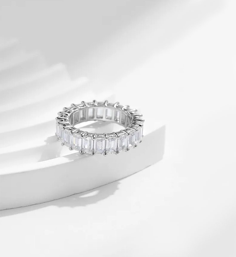 Luxury 925 Sterling Silver Exquisite Emerald Cut Sparkling Zirconia Ring - Image 3